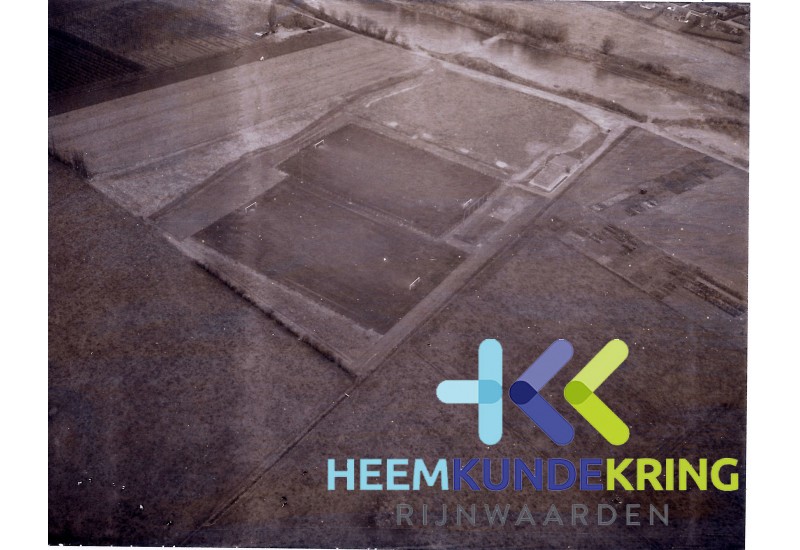 Tolkamer 1972 Luchtfoto Velden voetbal vereniging Rijnland -`sGraven waard Coll. G.B.Janssen